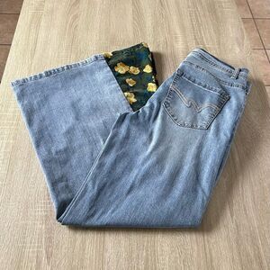 NWT … WALLFLOWER “Size: Juniors - 9” The Flirty Curvy “High Rise” Jeans